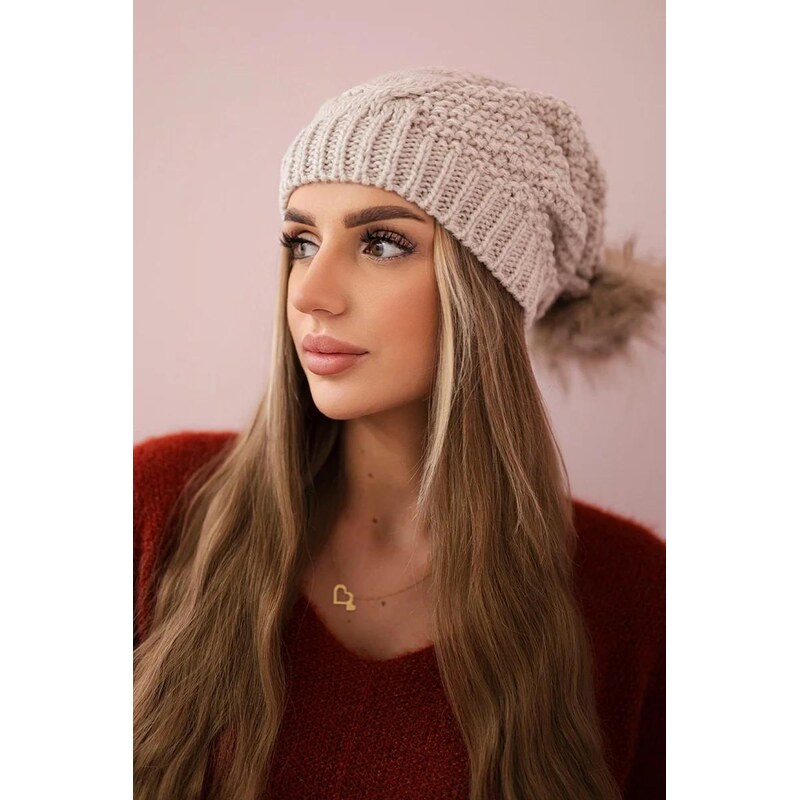 MladaModa Dámska čiapka s kožušinkovým brmbolcom K210 svetlá béžová 36492553