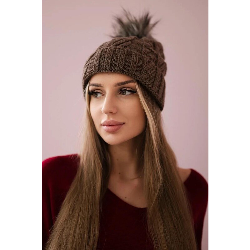 MladaModa Dámska čiapka s kožušinkovým brmbolcom K226 farba mocca 36492489