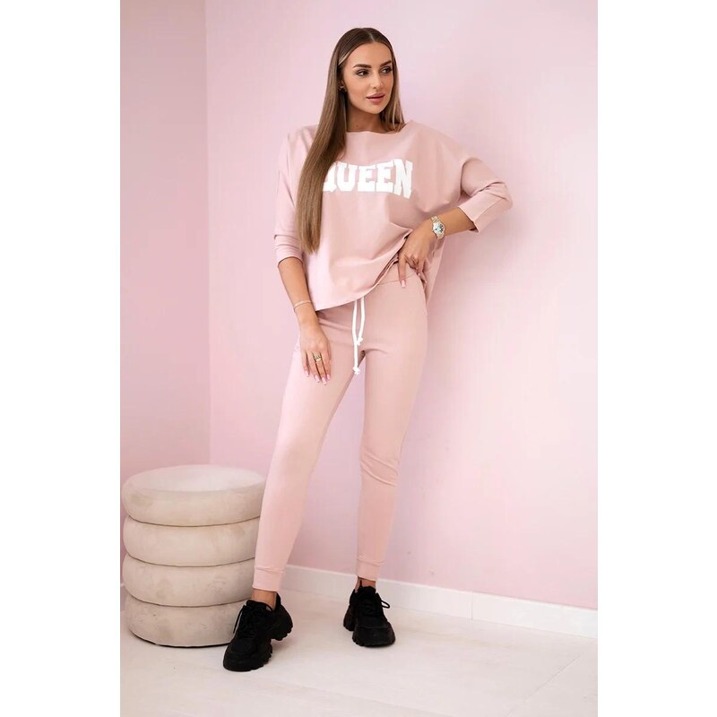 MladaModa Tepláková súprava s nápisom Queen model 66977 pudrovo ružová 17893040