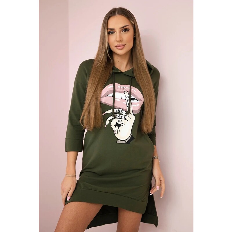 Šaty s dlhším chrbtom a farebnou khaki potlačou 64237588