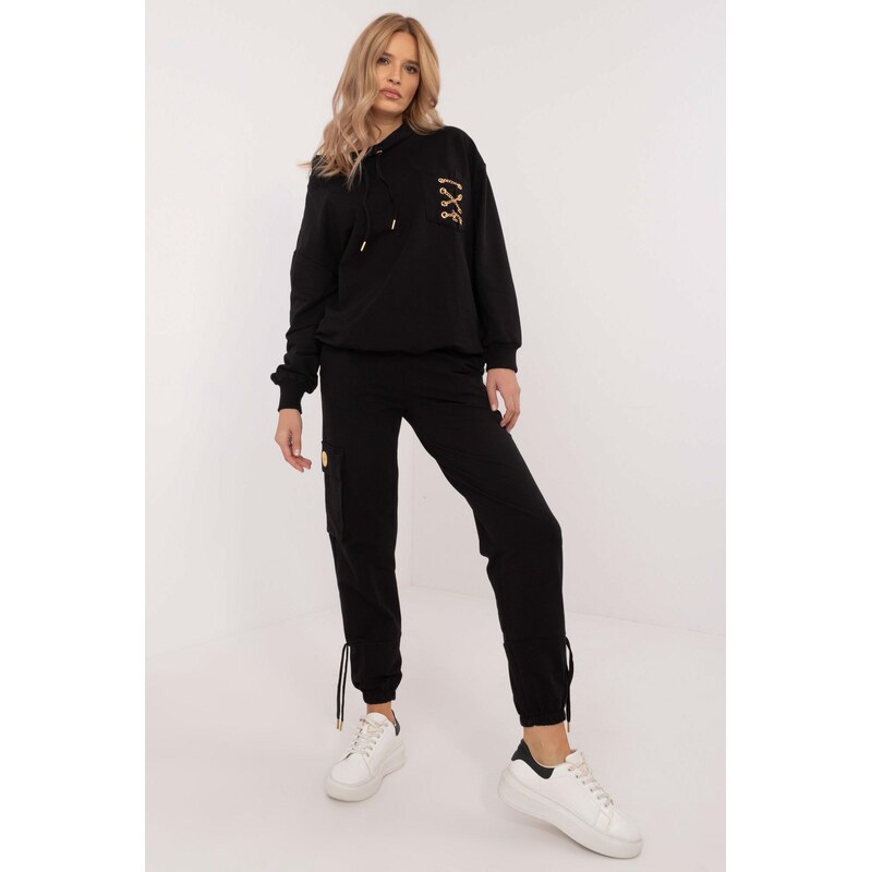 MladaModa Tepláková súprava s ozdobnými retiazkami model 27808 čierna 62554648