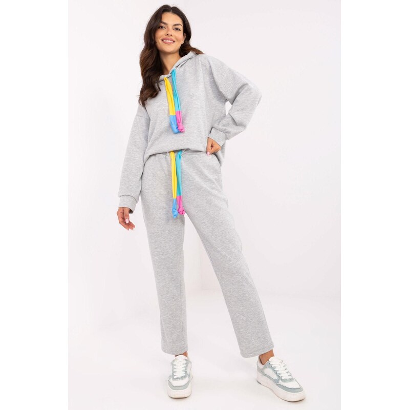 MladaModa Tepláková súprava s farebnými šnúrkami a kapucňou model 62639688