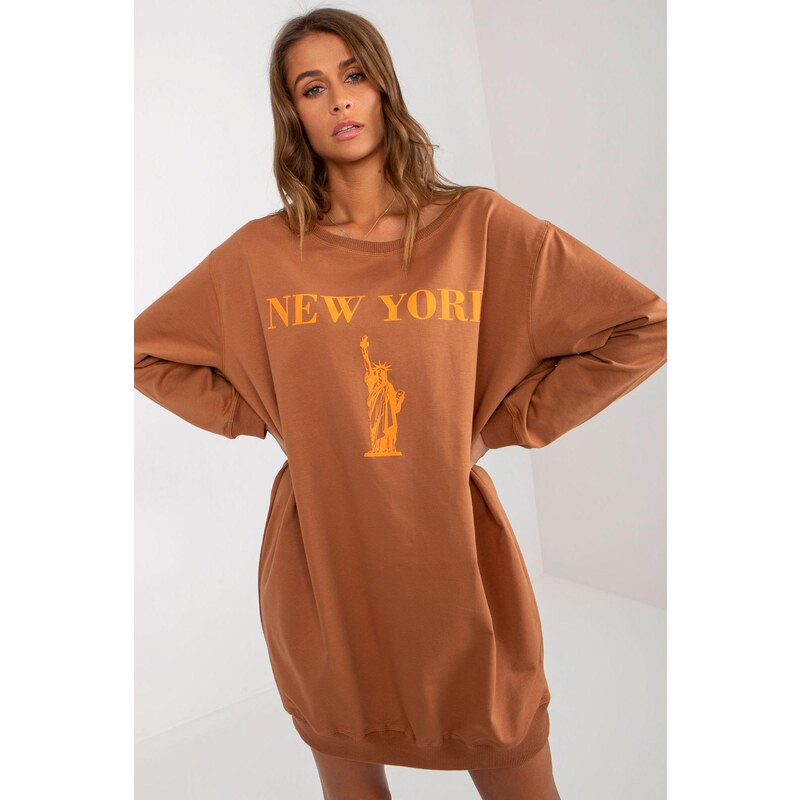 MladaModa Predĺžená mikina s potlačou model 21215 farba camel + 62701984