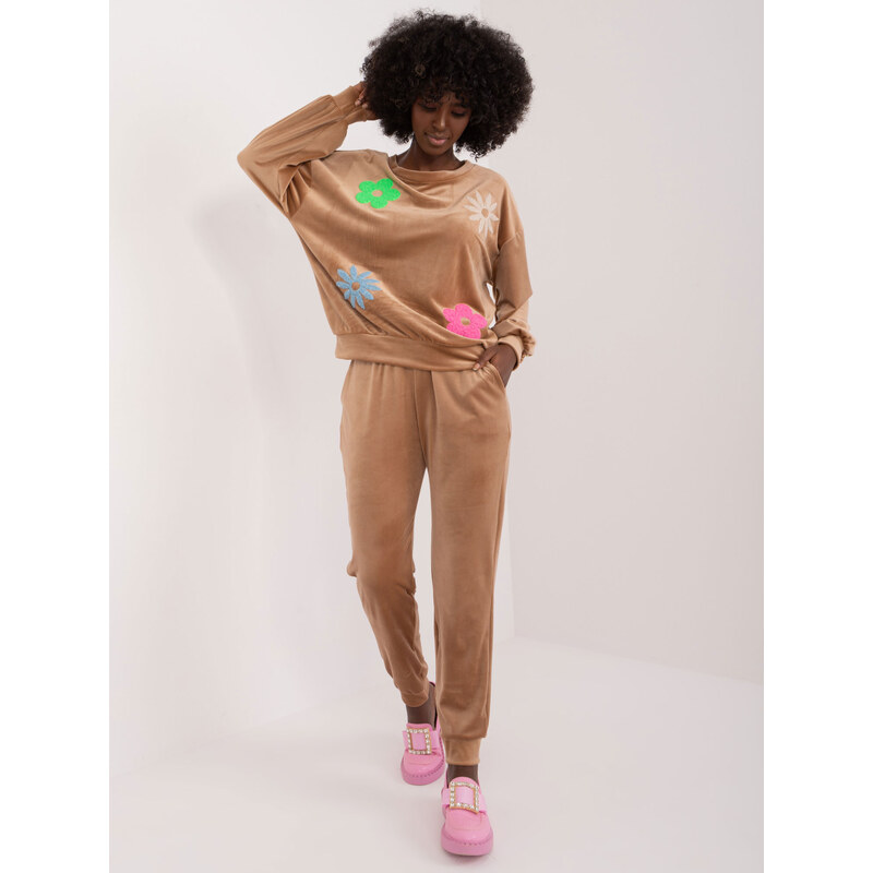 ITALY MODA Tmavobéžová velúrová súprava s kvetinovou potlačou -DHJ 57954752