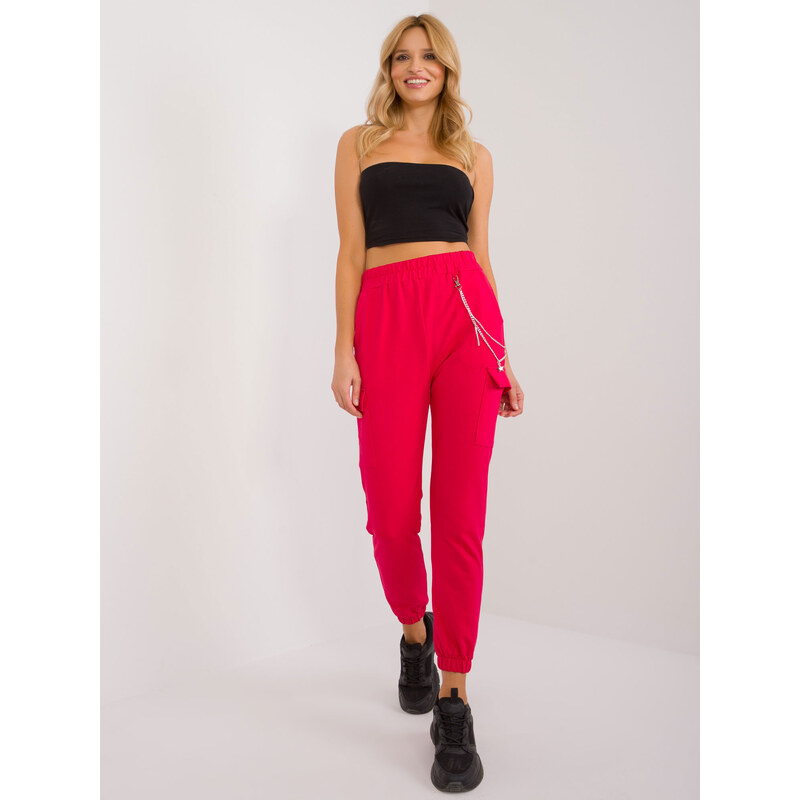 RELEVANCE Červené tepláky s vreckami a ozdobnou retiazkou RV-DR-9604 57955137