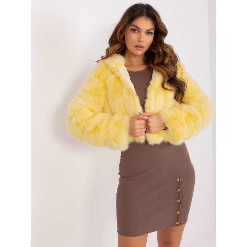 ITALY MODA Svetložltý krátky kožúšok s kapucňou AT-KR-2378.97P-light 57954044