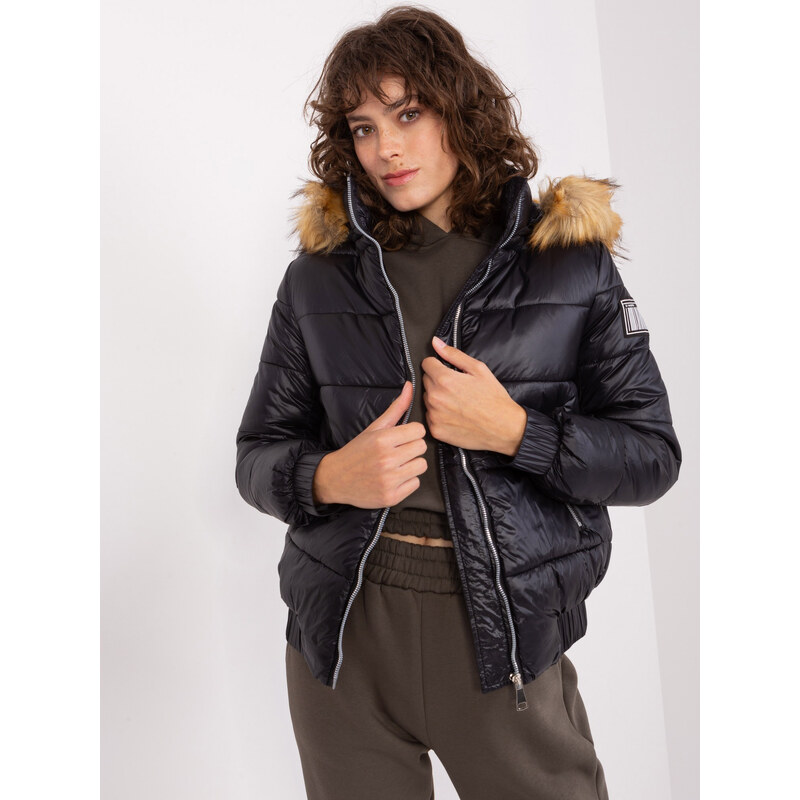 BASIC Čierna prešívaná kratšia zimná bunda s nášivkou NM-KR-TR8177.99P 47338391