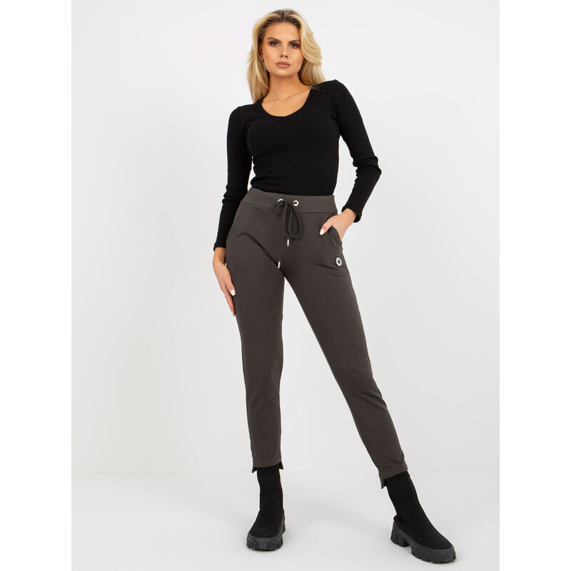 RELEVANCE Khaki tepláky s vreckami a nášivkou -RV-DR-8370.00-khaki 57951284