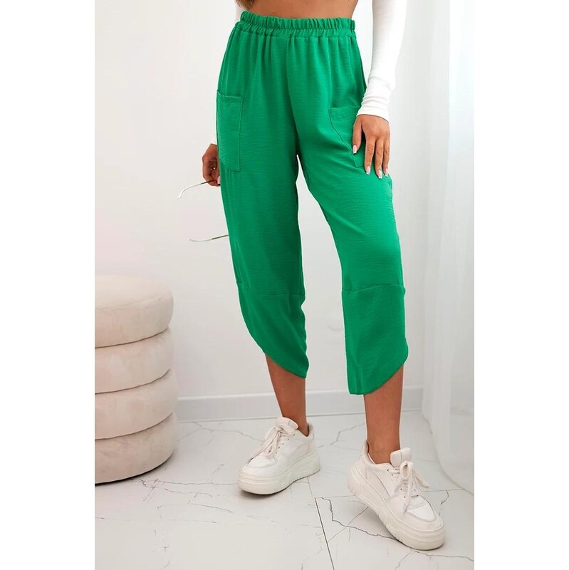 MladaModa Široké trojštvrťové tepláky s vreckami model IT-37 zelené 64102032