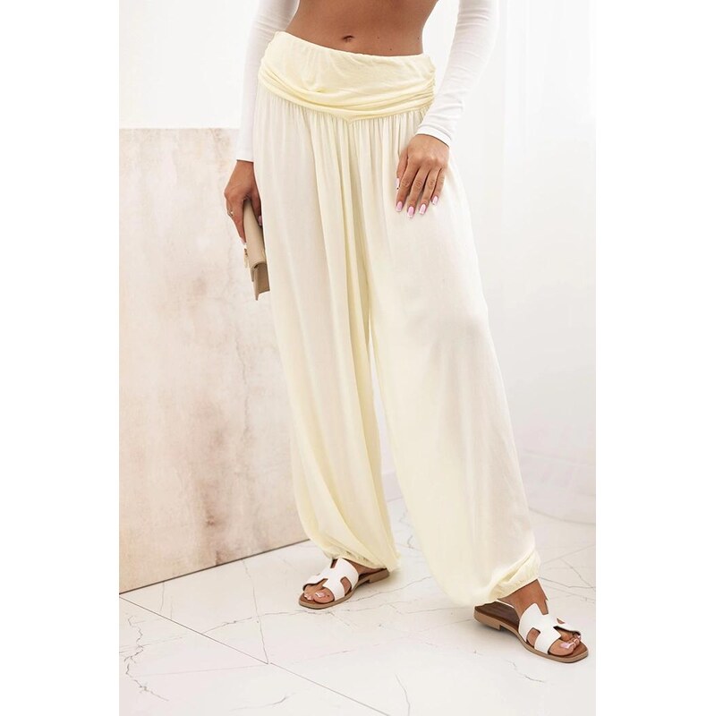 MladaModa Široké viskózové nohavice s nariasením model 9700 svetlé 64102019