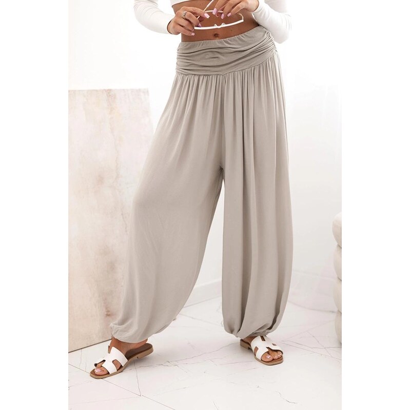 MladaModa Široké viskózové nohavice s nariasením model 9700 farba 64123236