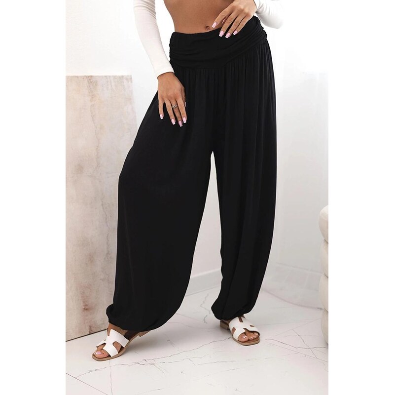 MladaModa Široké viskózové nohavice s nariasením model 9700 čierne 64123238