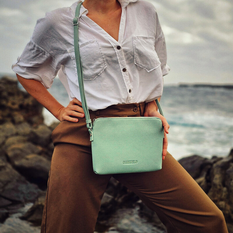 Kabelka zo syntetickej kože crossbody Carmelo zelená 4333 SZE 64020595