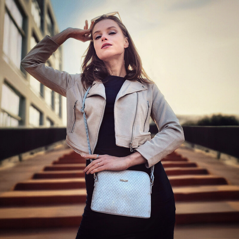 Kabelka zo syntetickej kože crossbody Carmelo sivá 4349 SS 64020890