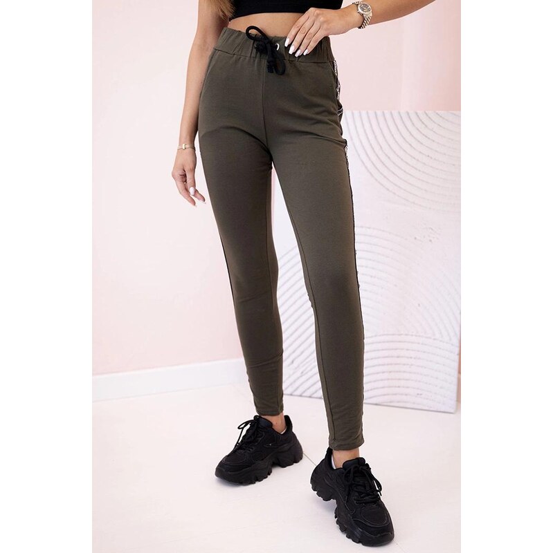 MladaModa Teplákové nohavice s pruhom na boku a viazaním v páse model 64149870