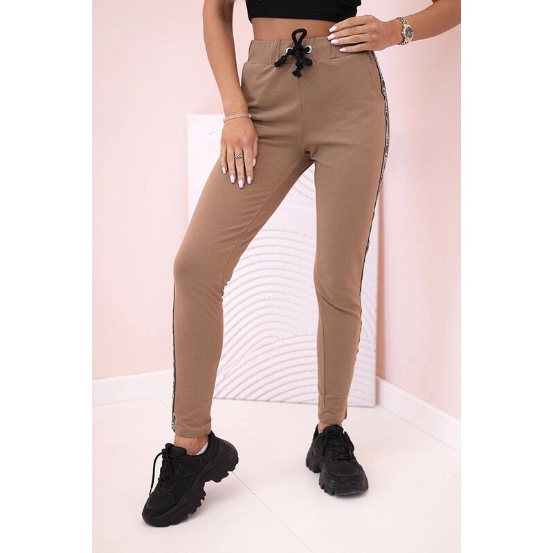 MladaModa Teplákové nohavice s pruhom na boku a viazaním v páse model 64149872