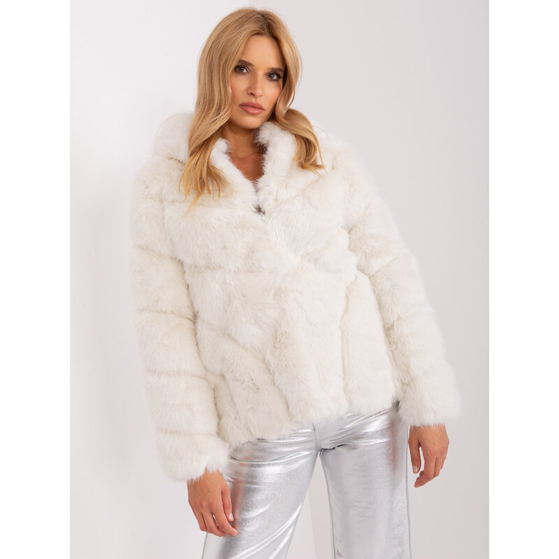 ITALY MODA Smotanový dámsky kožúšok -AT-KR-2386.00P-ecru 66149324