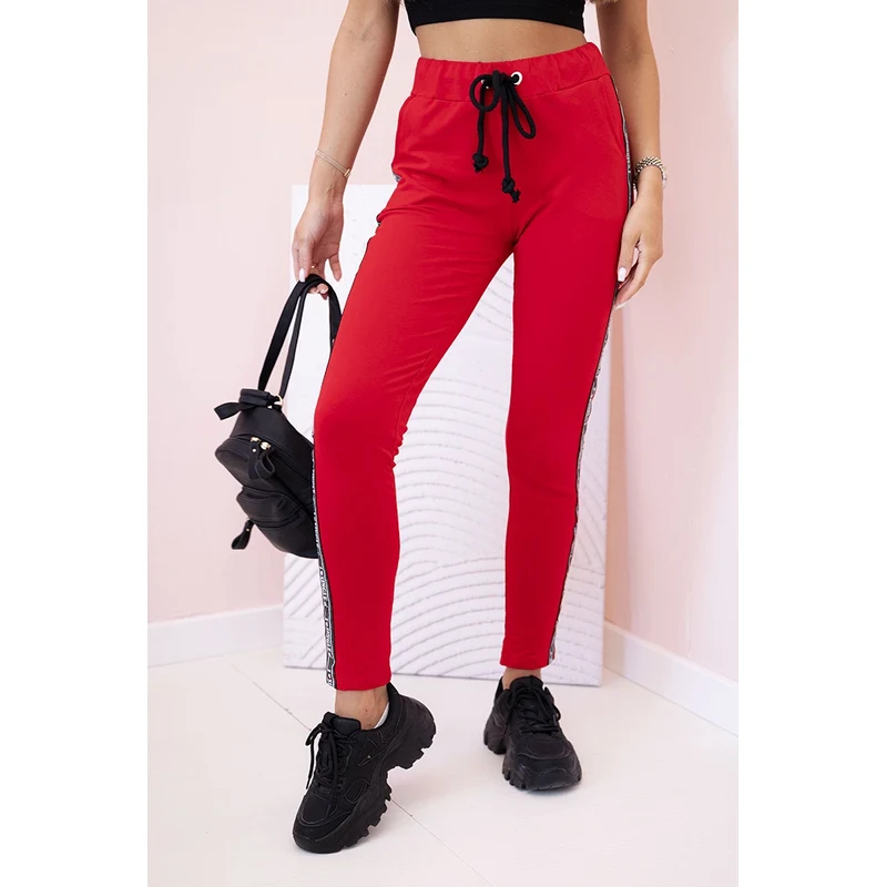 Kesi Dámske teplákové nohavice s lampasom a viazaním v páse červené 64695453