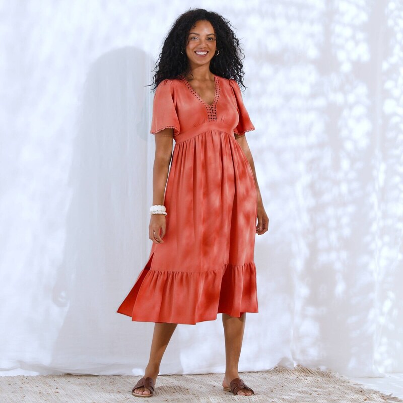 Dlhé volánové šaty s macramé výstrihom koralová 050 Blancheporte 64802631