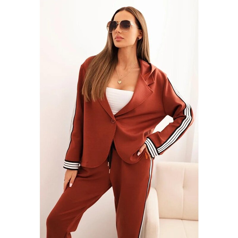 MladaModa Elegantný športový komplet saka a teplákov s pruhmi model 65391780