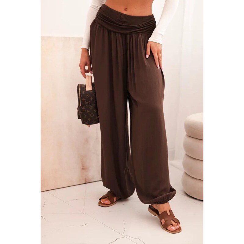 MladaModa Široké viskózové nohavice s nariasením model 9700 hnedé 65131023