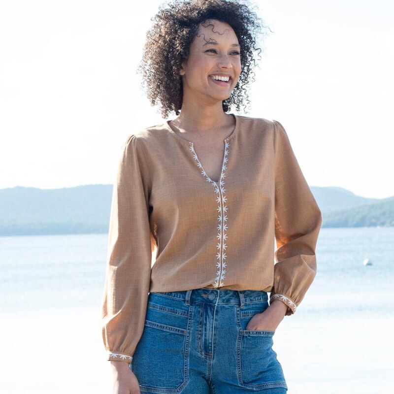 Jednofarebná blúzka s výšivkou a prestrihom vo výstrihu oriešková 036 65217798