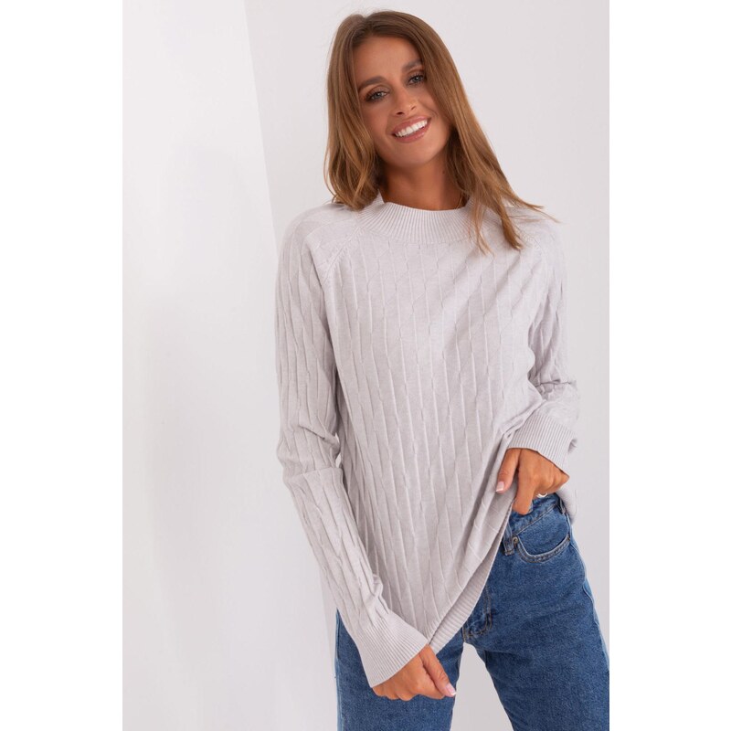 MladaModa Klasický sveter so vzorom model 32637 svetlý šedý 65292211