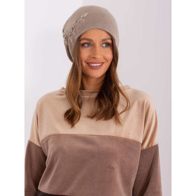 ITALY MODA Tmavobéžová čiapka s kvetinovou aplikáciou AT-CZ-2329.79 57953520