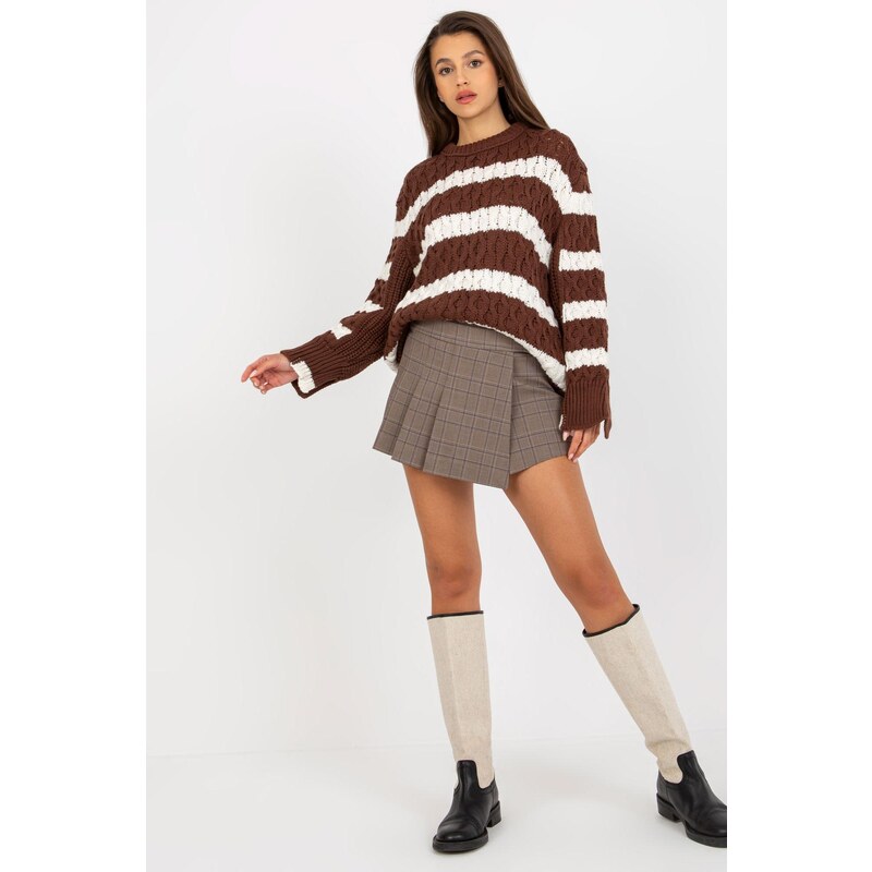 MladaModa Pruhovaný sveter s vrkočovým vzorom model 80126 hnedý 65463040