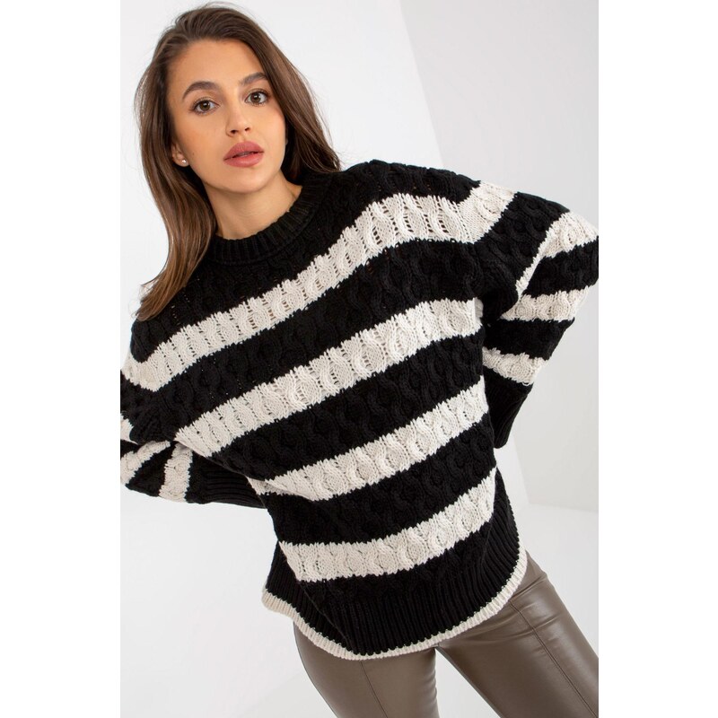 MladaModa Pruhovaný sveter s vrkočovým vzorom model 80126 čierny 65463041