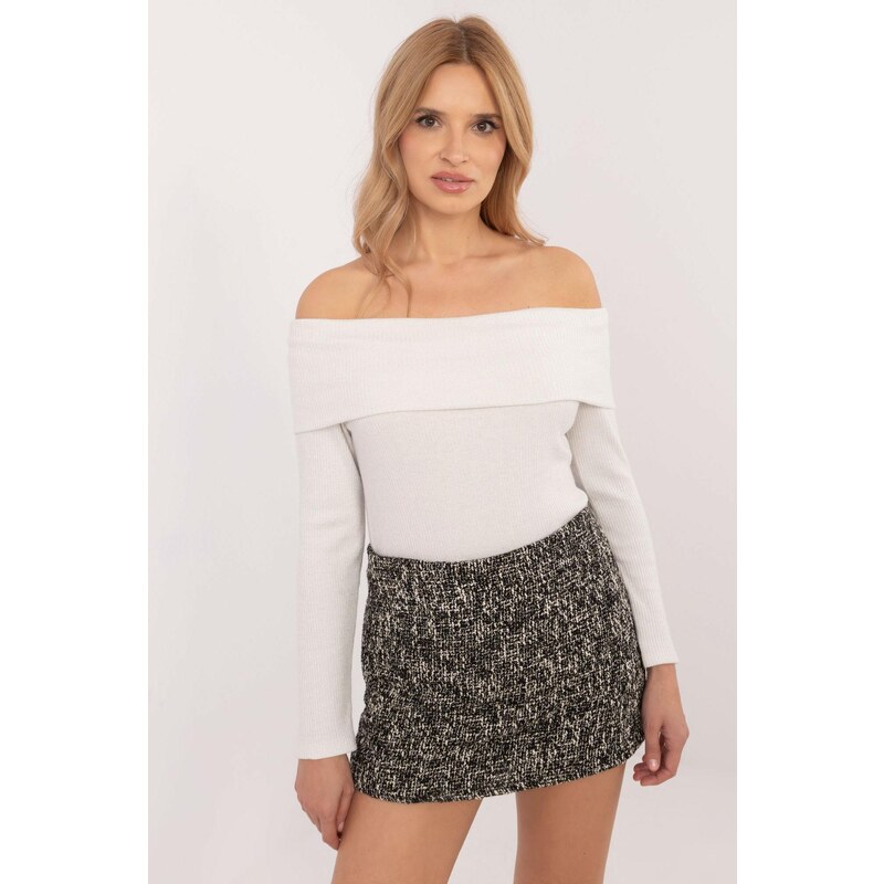 MladaModa Priliehavý sveter s odhalenými ramenami model 44902 farba 65463048