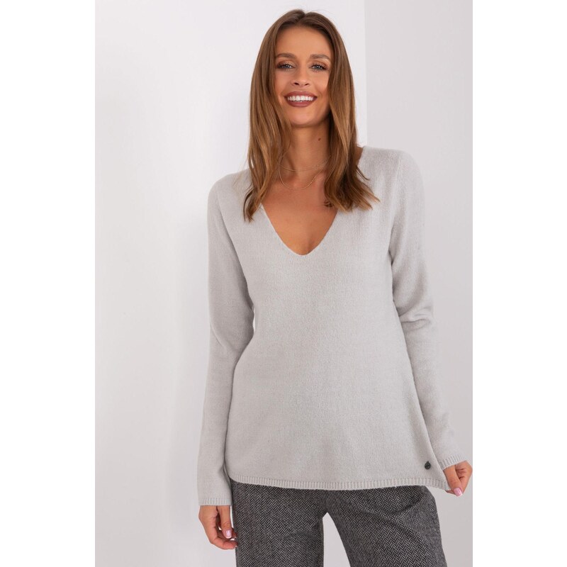 MladaModa Klasický sveter s véčkovým výstrihom model 652B3 svetlý šedý 65463063