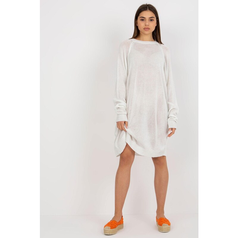 MladaModa Dlhý voľný sveter s okrúhlym výstrihom model 900536 biely 65463079