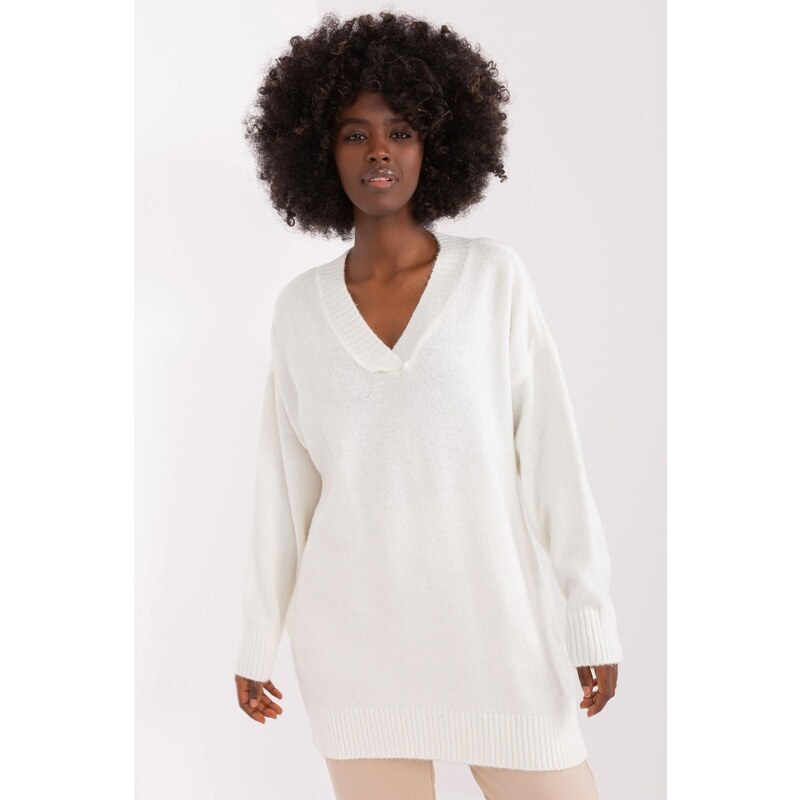 MladaModa Klasický sveter s véčkovým výstrihom model 57702 farba ecru 65463147