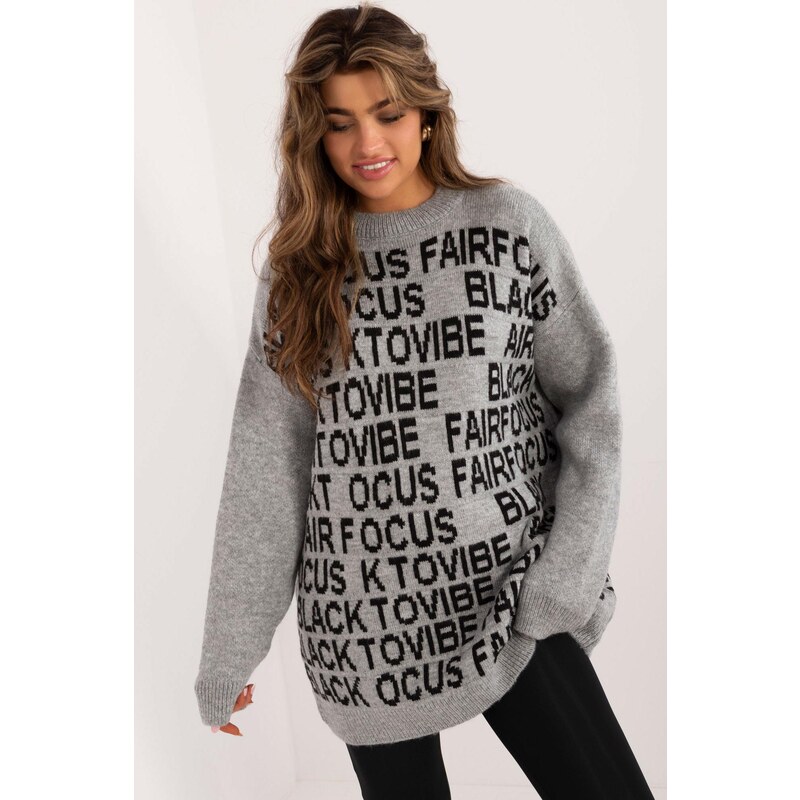 MladaModa Dlhý sveter s nápismi model 54607 šedý 65463154