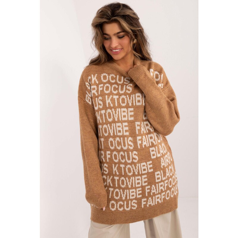 MladaModa Dlhý sveter s nápismi model 54607 farba camel 65463155
