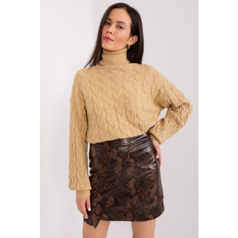 MladaModa Rolákový sveter s vrkočovým vzorom model 34807 farba camel 65626563