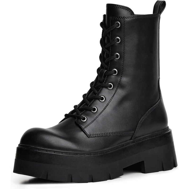 Bershka Šnurovacie členkové čižmy čierna 66018122