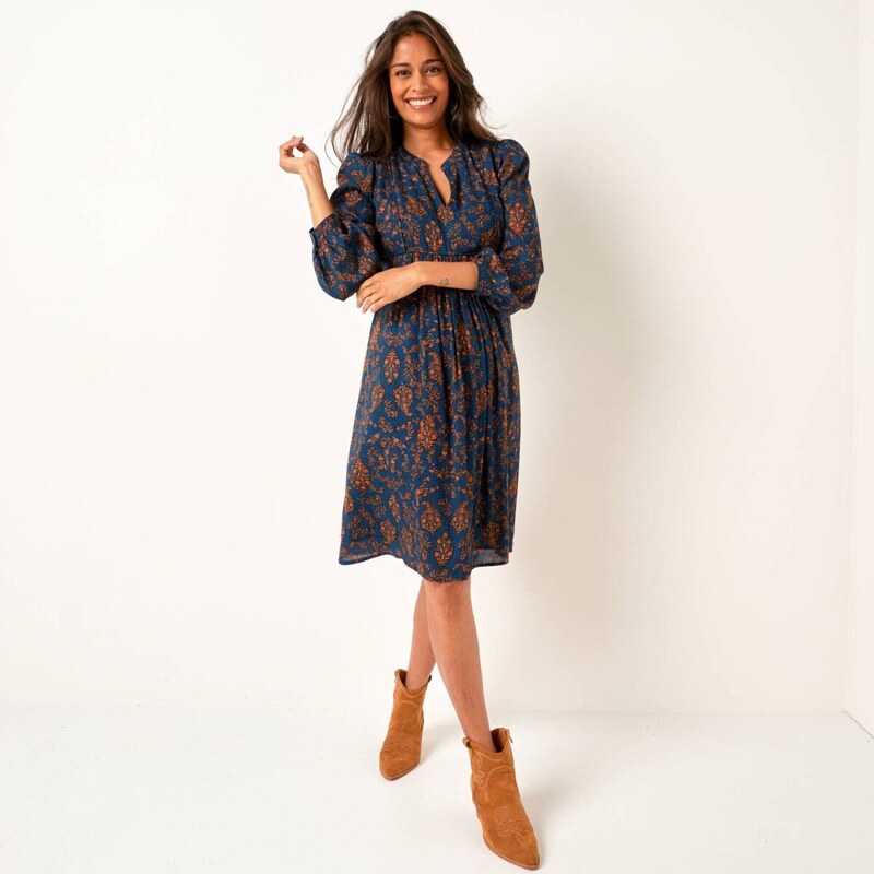 Rovné krepónové šaty s mao golierom a potlačou modrá/čokoládová 050 65543267