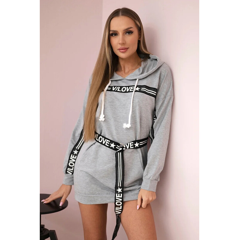 Kesi Svetlosivé mikinové šaty s pásikom a kapucňou 65633664