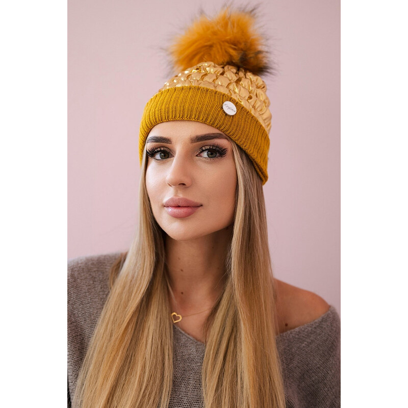 Kesi Horčicovo-zlatá dámska zimná čiapka s prešívaním a brmbolcom K160 65691232
