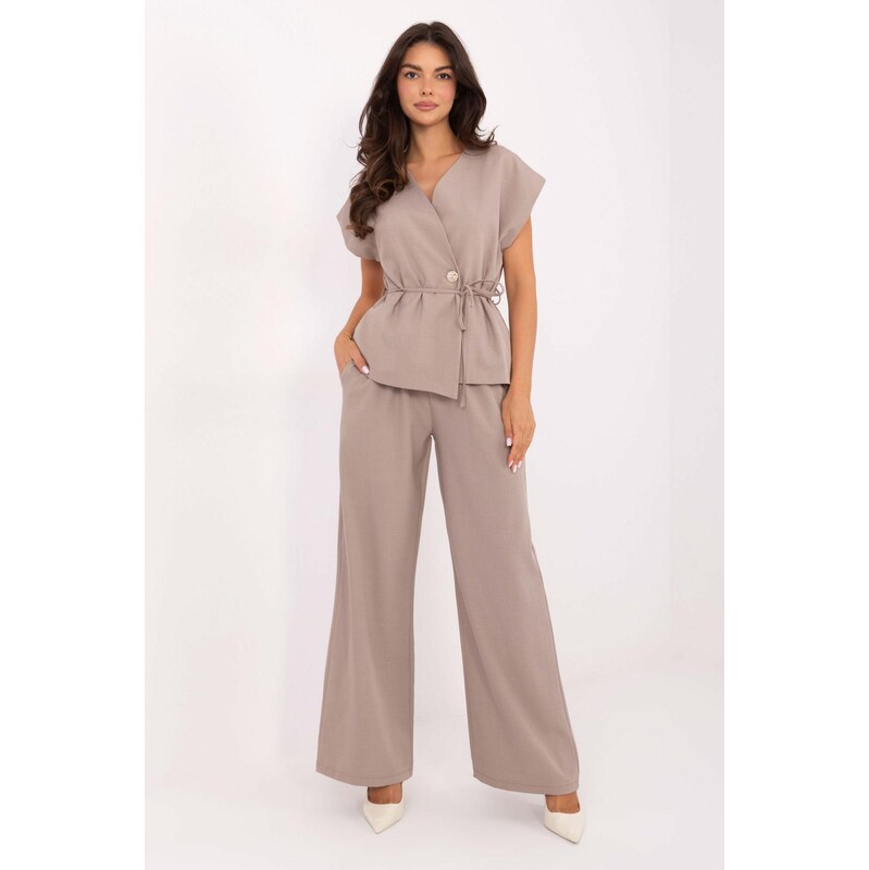 MladaModa Elegantný komplet nohavíc a vesty s viazaním v páse model 65780865