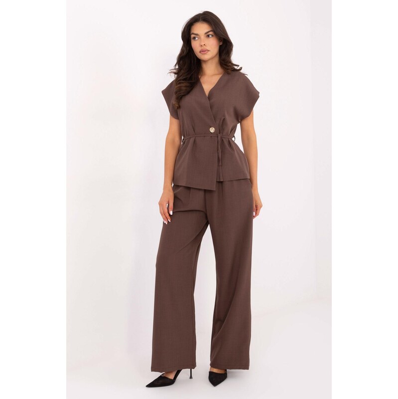 MladaModa Elegantný komplet nohavíc a vesty s viazaním v páse model 65780866