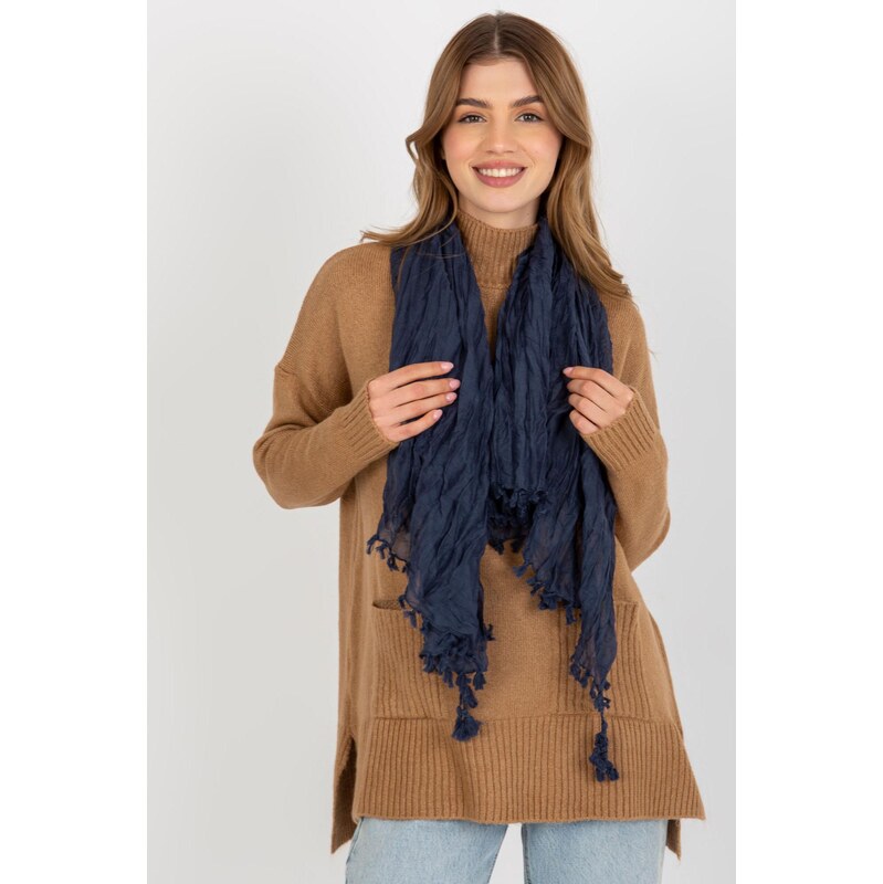 MladaModa Nariasená šatka so strapcami model 48172 námornícka modrá 65842948