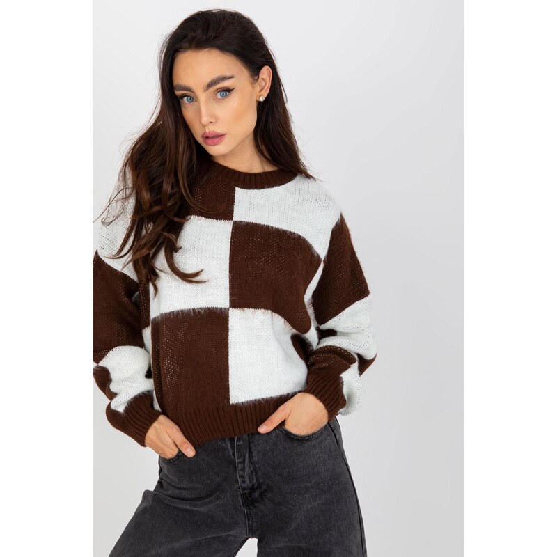 MladaModa Klasický sveter so šachovnicovým vzorom model 40191 hnedý 65849647