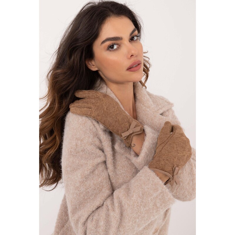 MladaModa Teplé dotykové rukavice s mašličkou model 30110 farba camel 65954336