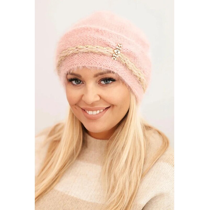 MladaModa Huňatá zimná čiapka s ozdobnou brošňou prešívaným vzorom 65998345