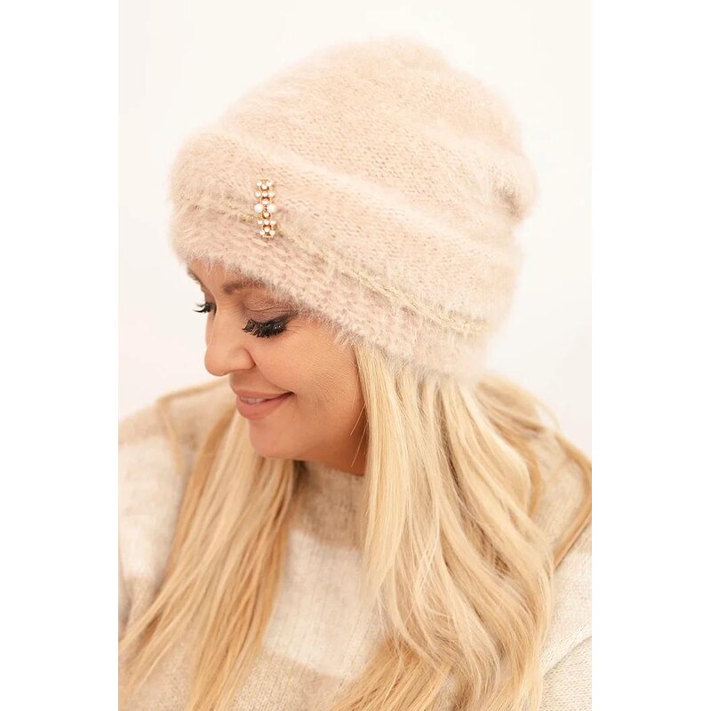 MladaModa Huňatá zimná čiapka s ozdobnou brošňou prešívaným vzorom 66000761