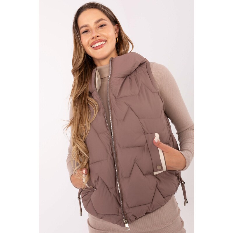 MladaModa Prešívaná páperová vesta s kapucňou model 50227 hnedá 66012408