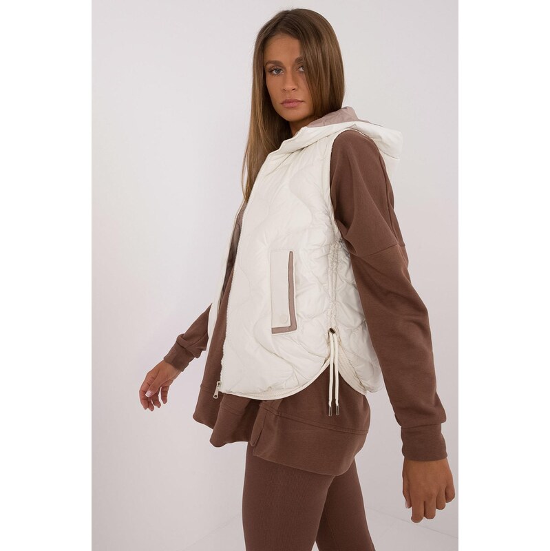 MladaModa Prešívaná páperová vesta s kapucňou model 30227 farba ecru 66012413